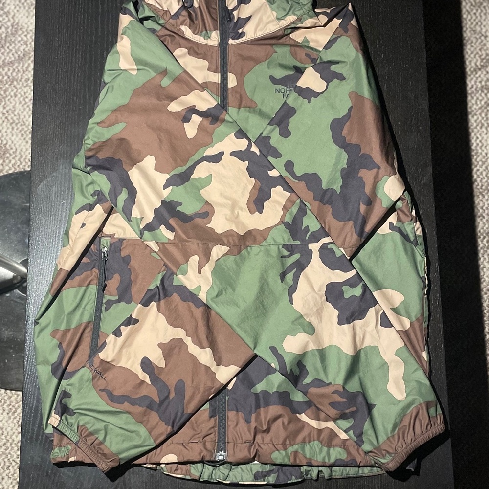The North Face Men’s Lightweight Windbreaker